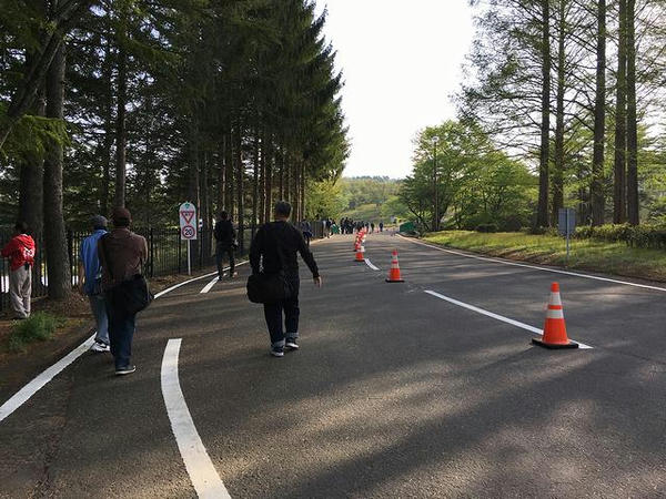駐車場から歩いて入場口へ