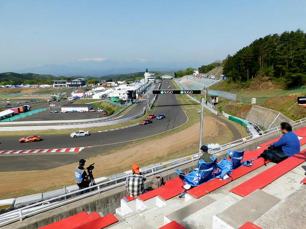 1コーナースタンドからメインストレートとピットレーンを望む