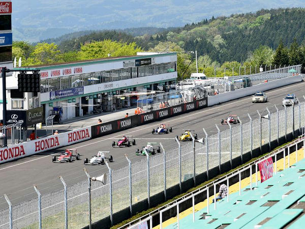 スーパーFJ決勝レースのスタート直後