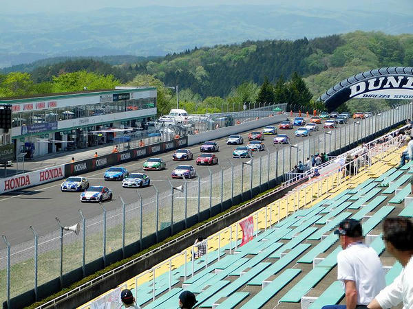 86/BRZレースクラブマン決勝レースのスタート直後