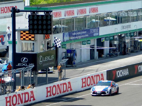 ポールトゥウィンを決めた7号車のゴール