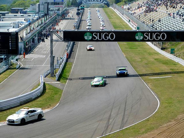フォーメーションラップに出発する各車