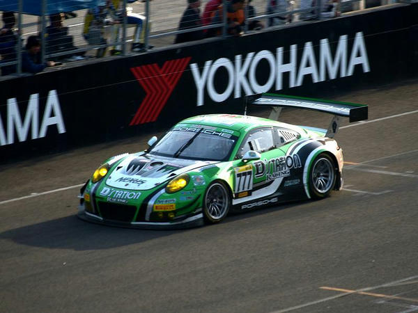ゴールする777号車ポルシェ991