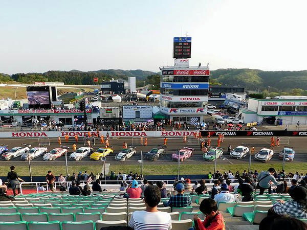 ゴール後にコントロールタワー前に並んだ各車