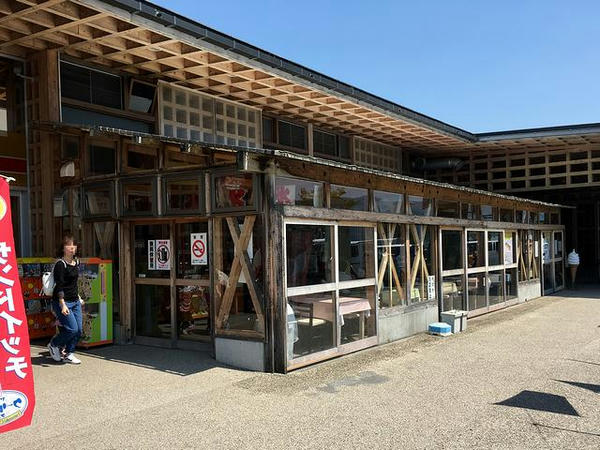 お食事処こばやしの入る一画