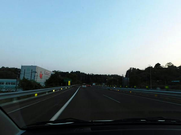 夕暮れ迫る東北道を