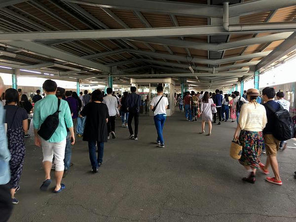 府中競馬正門前駅に到着