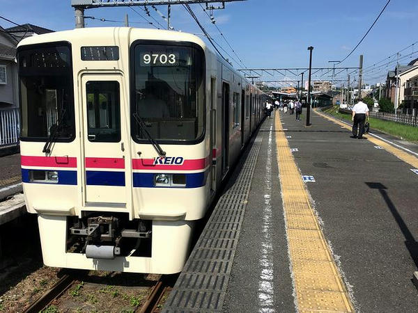 府中競馬正門前駅に到着