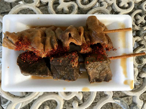 白モツ串 200円（上） と 赤モツ串 200円（下）