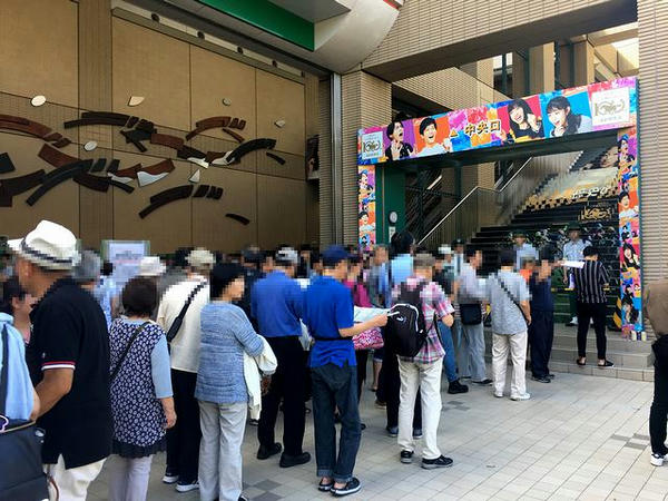 開場を待つ人達