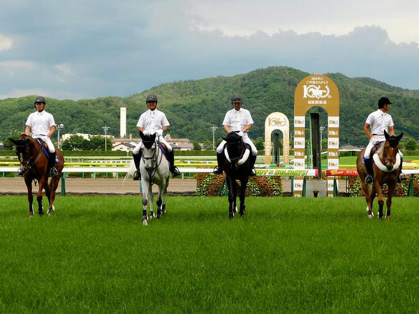 ゴール板とメインレースの誘導馬
