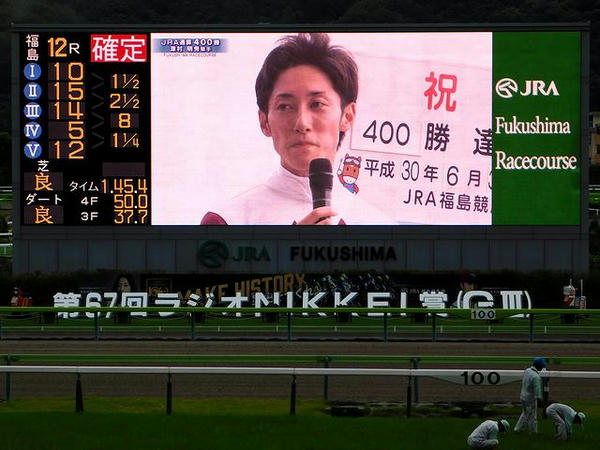 インタビューに答える津村明秀騎手
