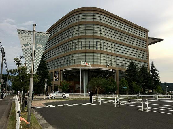 去り際に振り返り見る福島競馬場