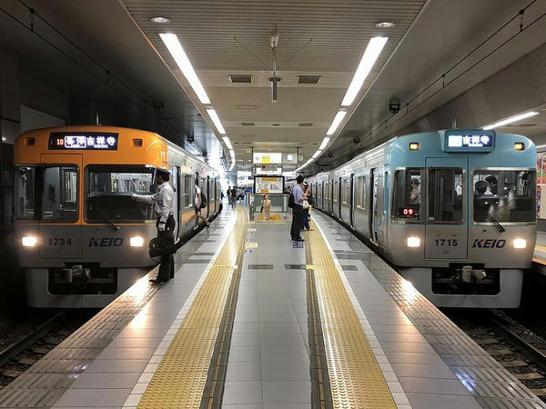 渋谷駅で発車を待つ吉祥寺き各停と急行