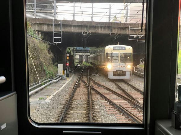 明大前駅発車直後