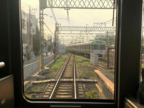 永福町駅で後発の急行を待避