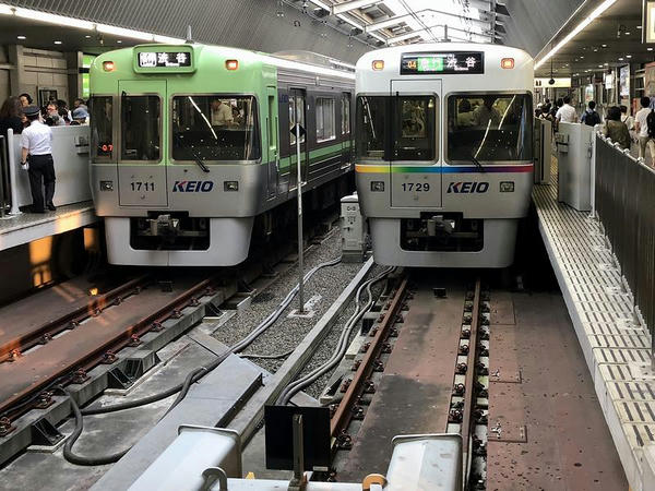 吉祥寺駅で発車を待つ渋谷行き各停と急行