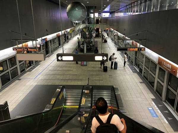 松山機場駅の台北捷運文湖線乗り場