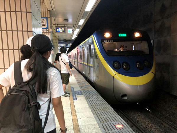 台北駅に進入する瑞芳行1192次区間車