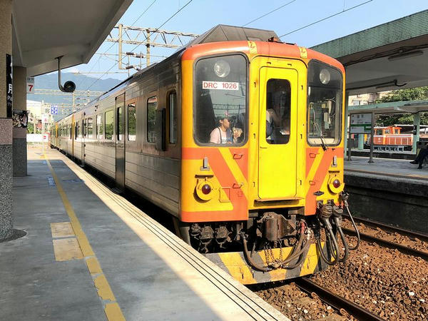 瑞芳駅に進入する八斗子行き4727次区間車