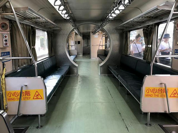 4727次区間車DR1000型の車内