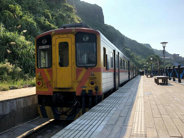 八斗子駅に停車中の菁桐行き4734次区間車