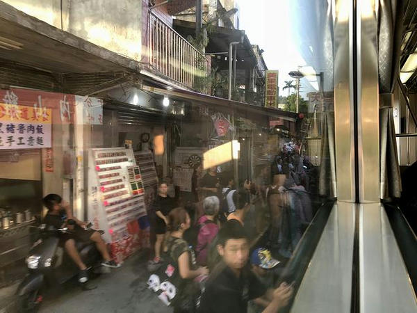 車窓から見た十分老街