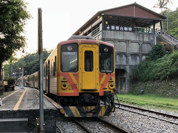 菁桐駅に停車中の瑞芳行き4735次区間車