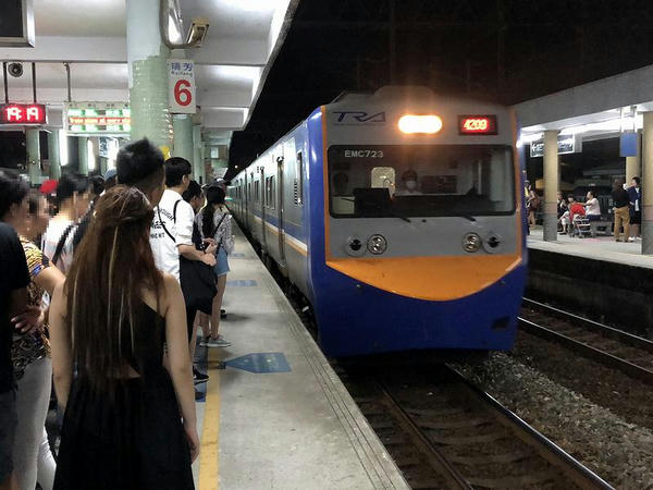 瑞芳駅に進入する桃園行き4209次区間車
