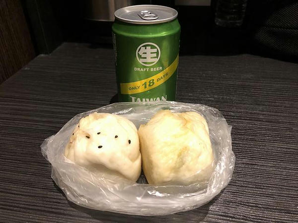 夕食にいただいた肉まんとビール