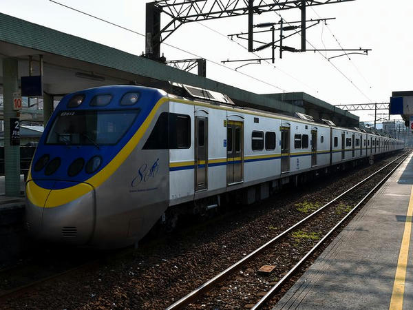 瑞芳駅に到着した1192次区間車