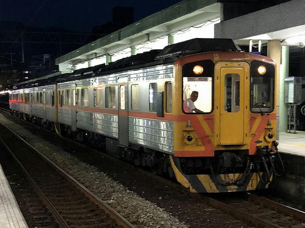 瑞芳駅に到着した4735次区間車