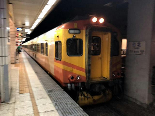 台北駅に進入する彰化行き109次自強号