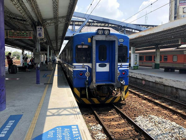 彰化駅に停車中の新竹行き2528次区間車