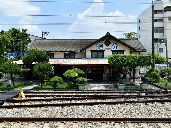 追分駅の駅舎（ホーム側から）