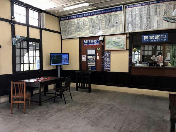 追分駅の待合室（窓口方向）