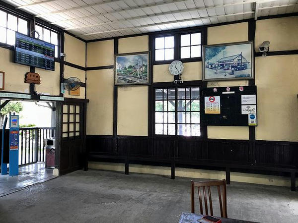 追分駅の待合室（改札口方向）