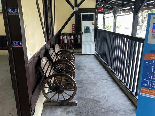 追分駅の改札口外側にある待合スペース