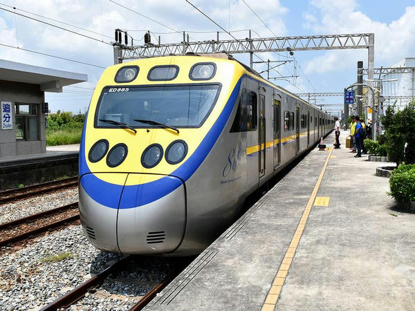 追分駅に進入する豊原行き2613次区間車