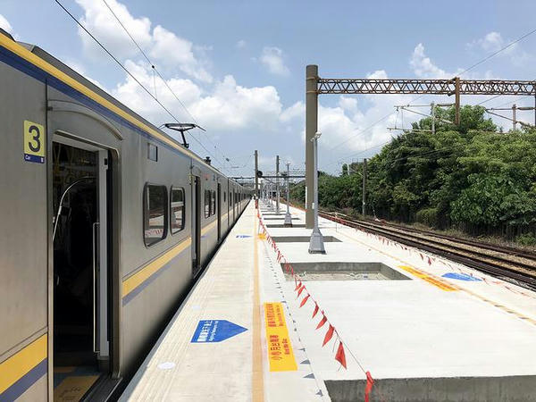 成功駅のホーム