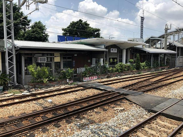 成功駅の駅舎（ホーム側から）