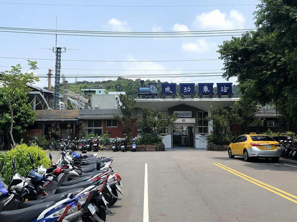 成功駅の駅舎（出入口側から）