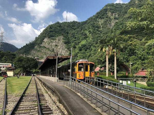 車埕駅に停車中の田中行き2718次区間車