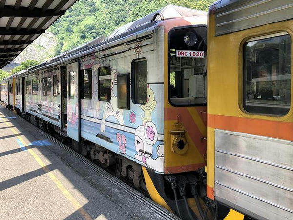 2718次区間車中間のラッピング車両