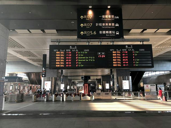 高鉄台中駅改札口付近