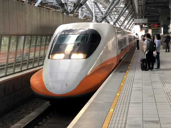 （高鉄）台中駅に進入する左営行き663次列車