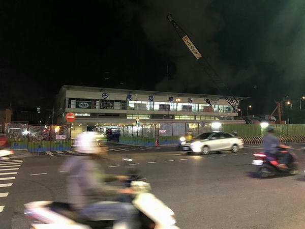 夜の高雄駅