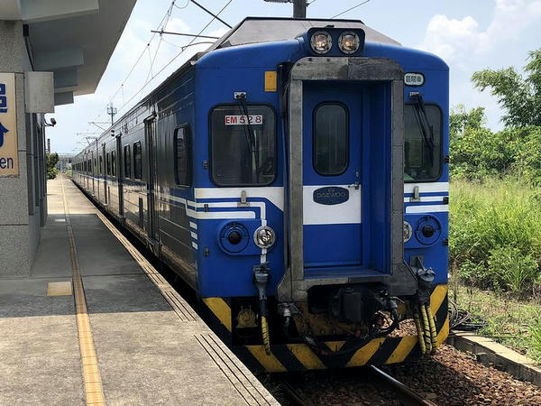 追分駅に停車中の2528次区間車