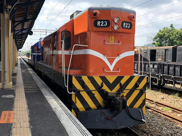 二水駅に停車中のR20型電気式ディーゼル機関車（R23,R40）