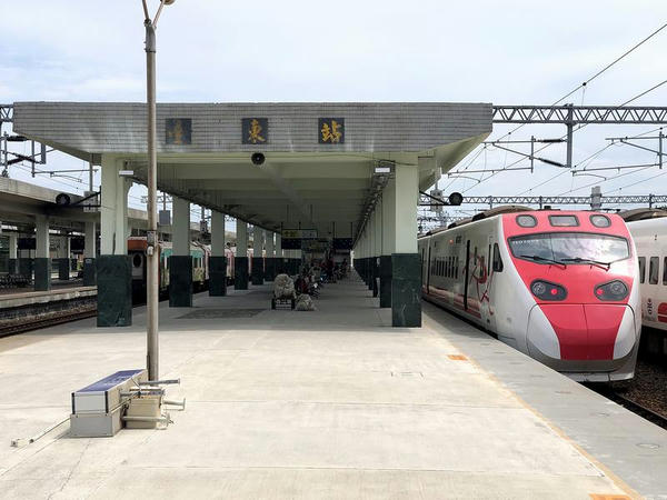 台東駅に停車中の樹林行き425次普悠瑪号